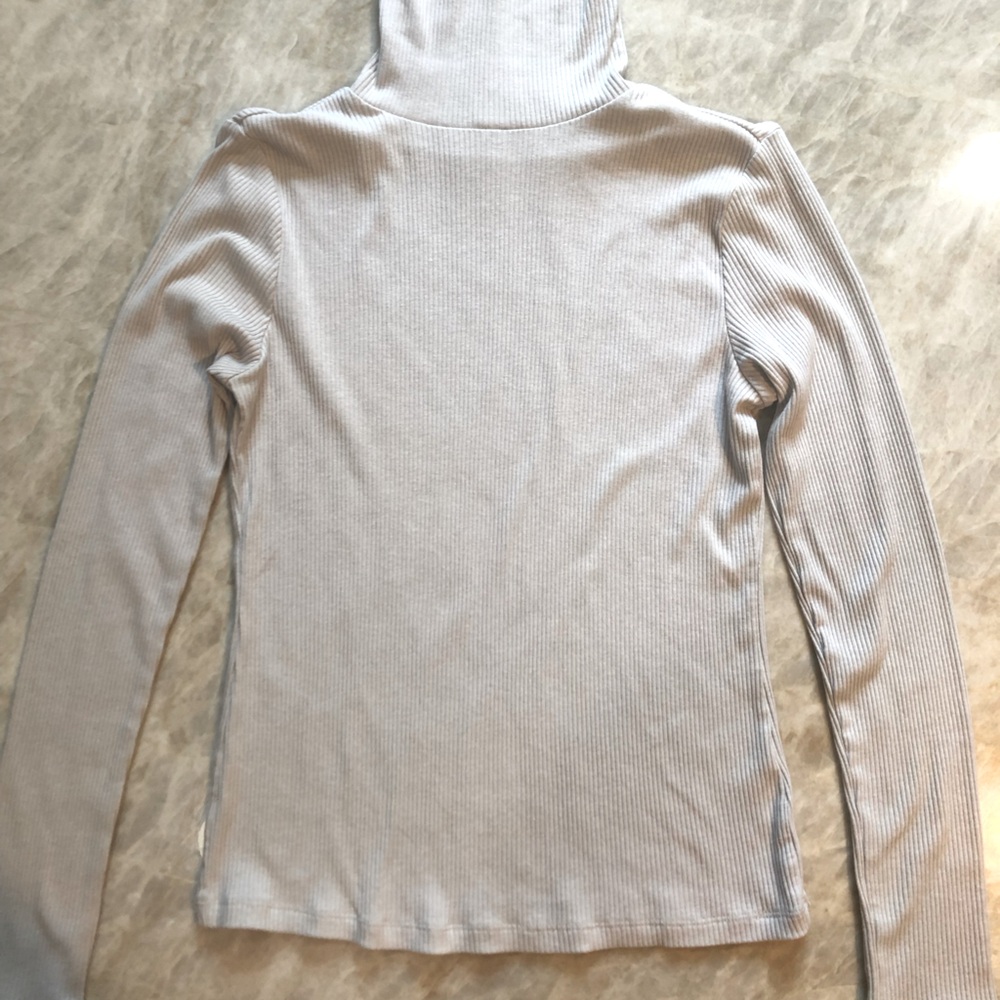 Old Navy woman’s size M cotton ribbed fitted turtleneck. Light grey.